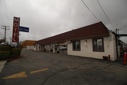 San Bernardino Hotel | Starlite Motel: Budget-Friendly Stay Near Local Attractions