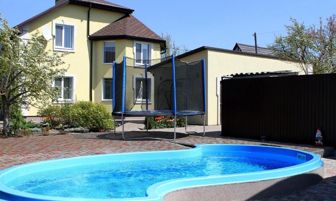 Poltava Oblast Apartment | Discover Starosvetskiy Pan: 10/10 Ratings & Family Amenities