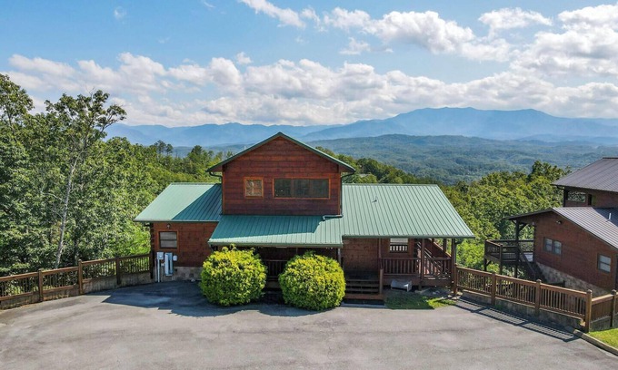 Gatlinburg - Pigeon Forge Resort | Starr Crest Lodge is a gorgeous four-bedroom cabin located in Starr Crest Resort