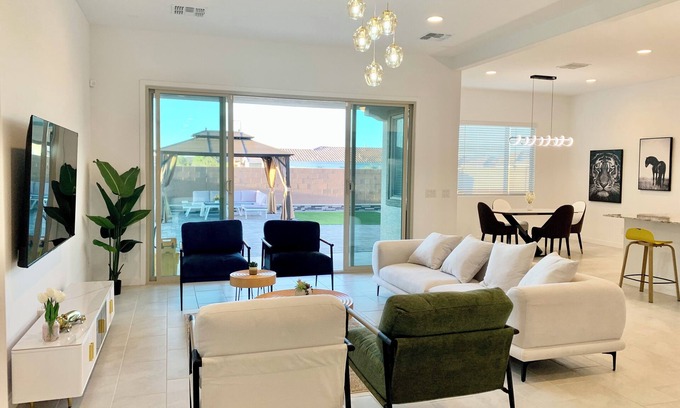 Maryvale House | Discover Starry Cardinal Stadium: Pet-Friendly Getaway