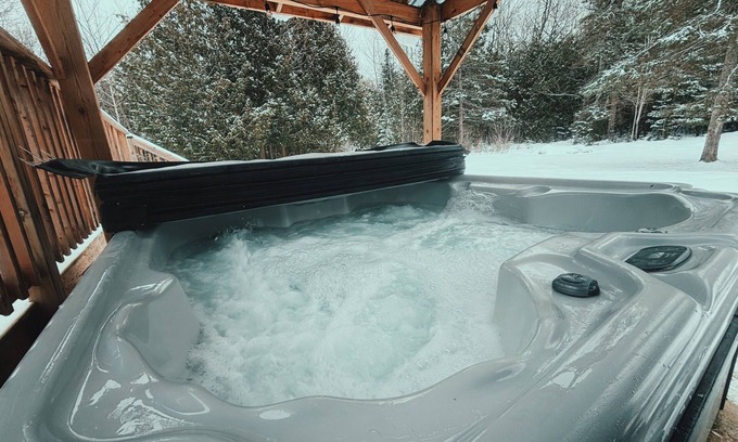 Northern Bruce Peninsula Cabin | Tranquil Starry Haven: 3-BR Retreat with Hot Tub