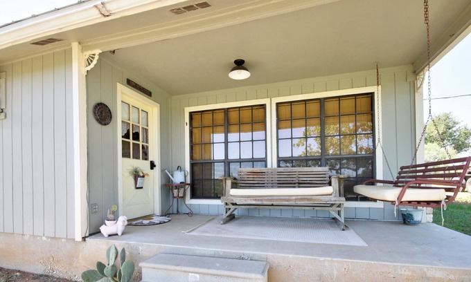 Llano County House | Cozy Starry Night Cabin: Pet-Friendly with Breakfast & Kitchen