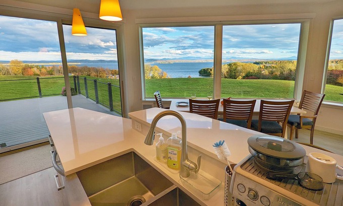 South Hero House | Serene STARRY RIDGE Retreat with Ocean Views & Breakfast