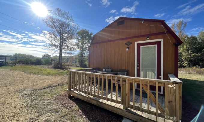 Red Level Cabin | Pet-Friendly Tiny Home with Starry Sky Nights Retreat