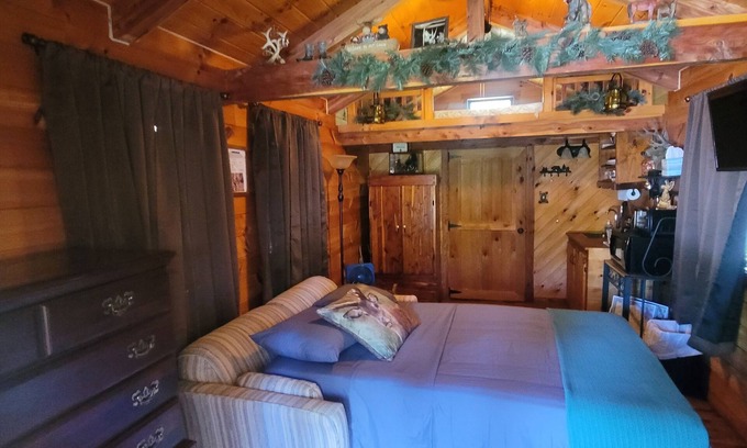 Volusia County Cabin | Charming Ocean View Cabin with Breakfast and Kitchen Access