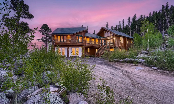 Black Hawk House | Starry Summit 4WD Oasis: Family-Friendly Retreat Awaits