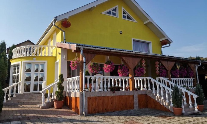 Livezeni House | Unforgettable Stay at Stars Livezeni with Ocean View & Pool