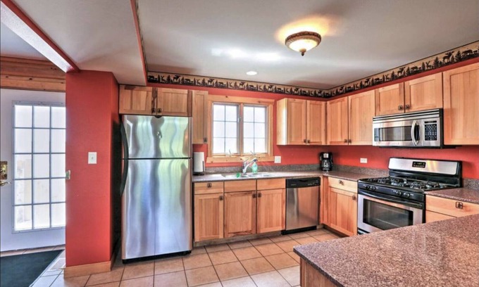 Oglesby House | Family-Friendly Starved Rock Cabin - Sleeps 14 Comfortably