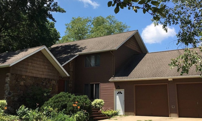 Ottawa House | Discover Starved Rock and Skydive Chicago with Breakfast