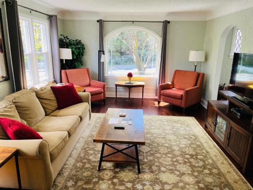 Pullman Apartment | Explore State Street Cottage, Suite 2 - Family Friendly Stay