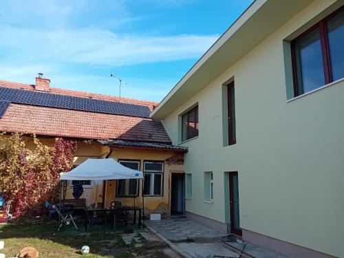 Veverska Bityska Apartment | Budget-Friendly Statek: Pet & Child Friendly Amenities