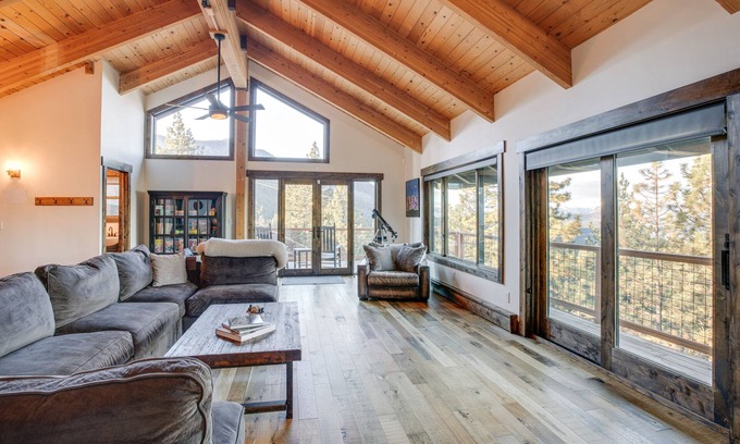 Tahoe Village Cabin | Cozy Stateline Mountain Cabin: 3 Mi to Heavenly Resort