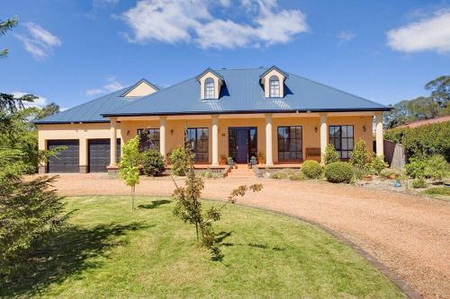 East Bowral House | Elegant Bowral Designer Home - Pet & Child Friendly Retreat