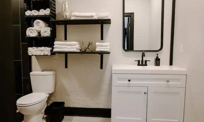 Aberdeen Apartment | Guest Rated 10/10: Statesmen Suite with Kitchen & Family-Friendly