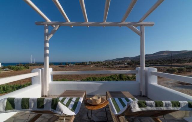 Antiparos House | Pet-Friendly Statheros Garden: 4-Star Retreat for Families