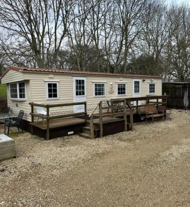 Cuddesdon Ski Chalet | Idyllic Mobile Home Retreat on 20 Acres of Farmland