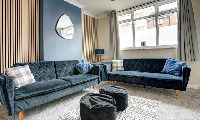 Redcar House | Station House – 4Bed Near Beach, Town & Station