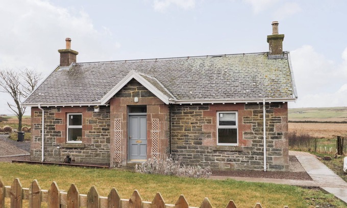 Lybster House | Pet Friendly Station House: Cozy Cottage with Oceanfront Views
