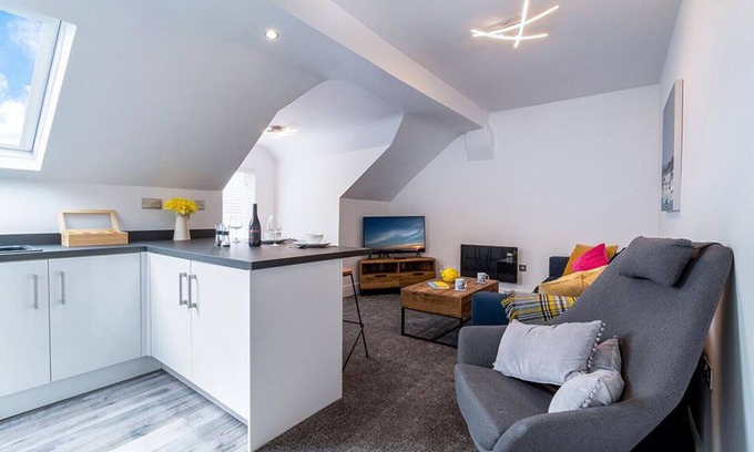 Deganwy Cottage | Cozy Station Loft - One Bedroom Apartment for Two Guests