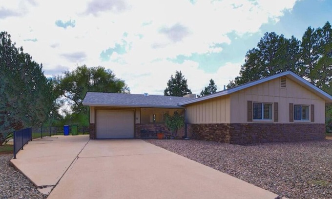 Prescott House | Golfers Retreat: Pet-Friendly Stay with Office Space
