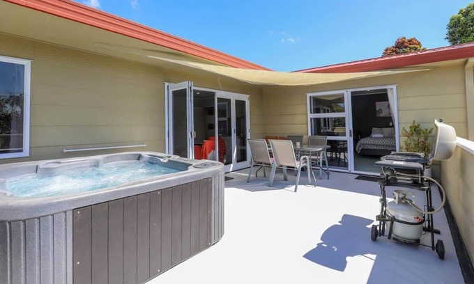 Lynmore House | Relax at 5A - Cozy 3 Bedroom Retreat with Spa Pool