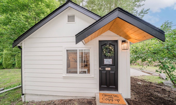 North Rose Hill Cottage | Relax at Lake Forbes Cottage with Spa & Scenic Views