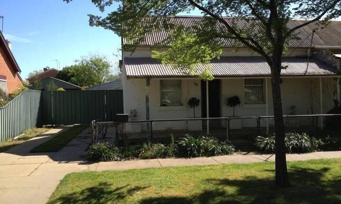 Wagga Wagga Cottage | Experience Simmons' Cabin: Family and Pet Friendly Retreat