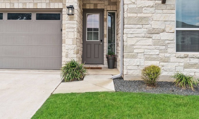 Round Rock House | Experience Steph’s Farmhouse Near Kalahari Resorts & Dell Diamond