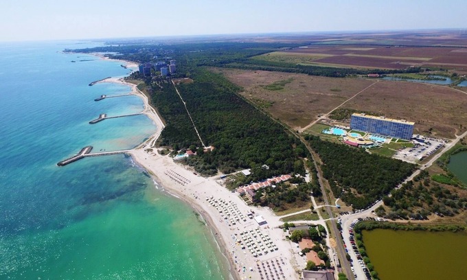Olimp Apartment | Experience Oceanfront Bliss at The Black Mayor Hotel