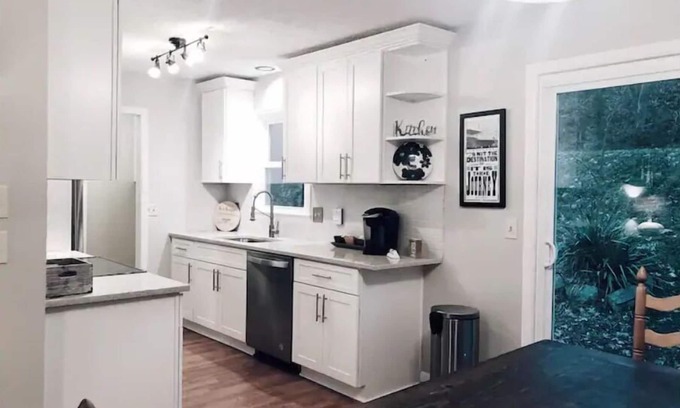 Reelfoot House | Experience Nashville: Your Ideal Retreat with Pool & Breakfast
