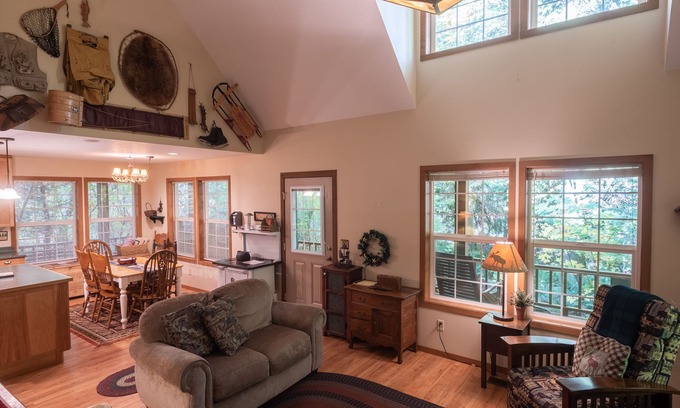 Rhododendron Cabin | Moose Manor: Unwind with Spa and Breakfast Delights