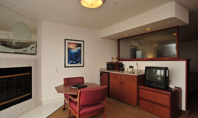 Ocean Shores Hotel | Relaxing Getaway by the Beach with Pool and Spa Access
