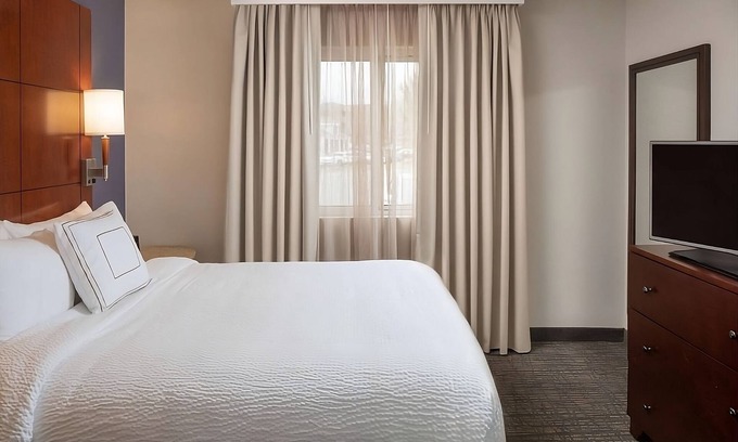 Brentwood Hotel | Convenient Suites Near Downtown Nashville with Free Breakfast