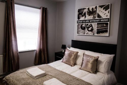 Burslem House | Convenient Getaway - Near City Centre, Ideal for Families