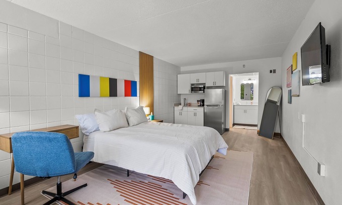 Cedar Falls Apartment | Stay Downtown, Free Gated Parking, Renovated Studio! 527