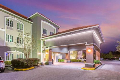 Tillmans Corner Hotel | Convenient La Quinta by Wyndham Mobile with Pool & Breakfast