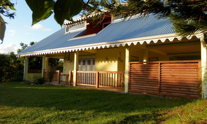 Saint-Esprit House | Enjoy Family-Friendly Stays at Hummingbird Feeders