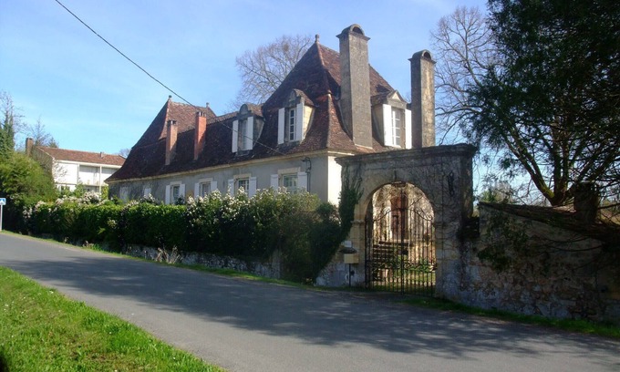 Saint-Cyprien House | Experience a Historic Chartreuse for 8 with Free WiFi