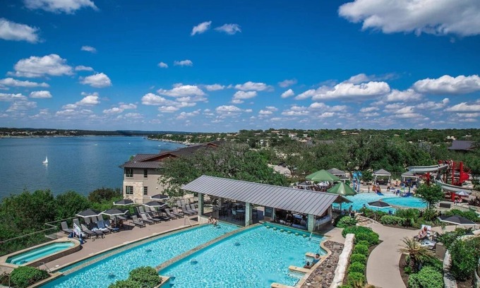 Lakeway Hotel | Relaxing Getaway with Outdoor Pool Near Hills Country Club