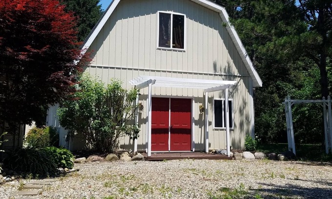 Lansing House | Experience Country Comfort Minutes from Lansing - Rated 9.8