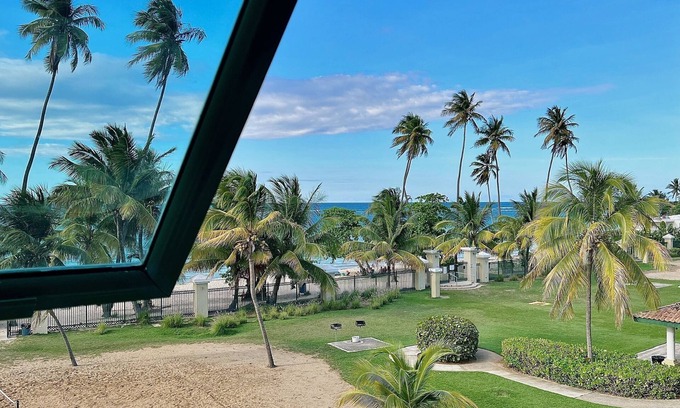 Mediania Alta Apartment | Indulge in Our Beachfront Penthouse with Ocean View Pool