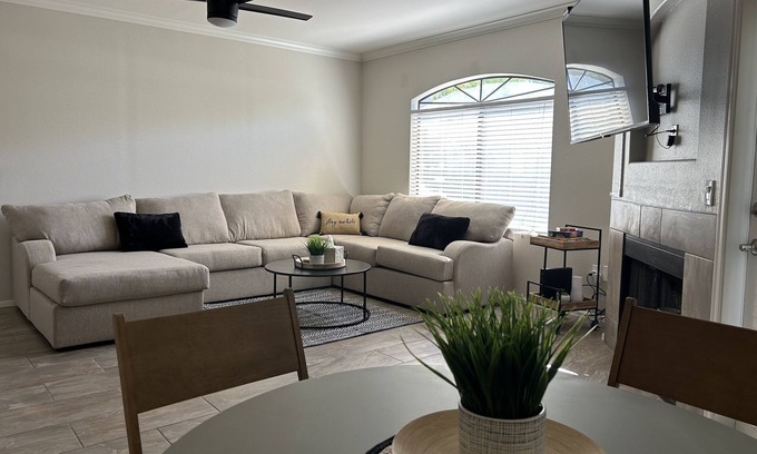 North Scottsdale Condo | Stylish Scottsdale Condo with Pool & Spa Near Good Eats