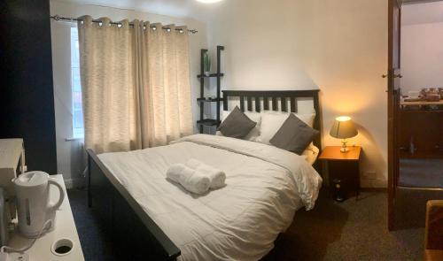 Eccles House | Budget-Friendly Stay Inn M30: Child-Friendly Comfort