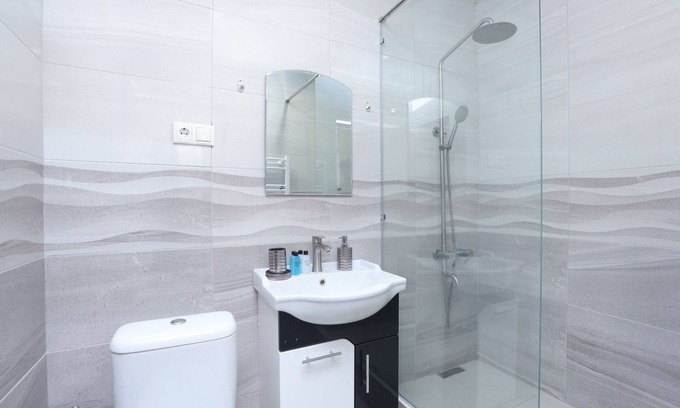 Kentron Apartment | Discover Stay Inn on Argishti 11: Family-Friendly Retreat