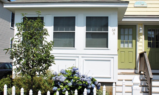 Old Lyme Cottage | Steps from Private Beach: Pet-Friendly Getaway in Old Lyme