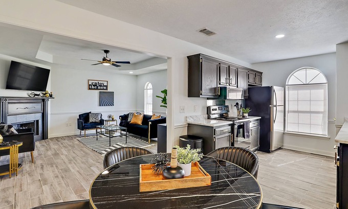 Pearl House | Stay Local: Game Room Retreat by Amphitheater & Baseball