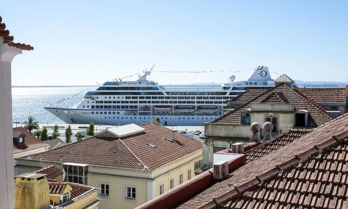 Santo Estevao House | Discover Deolinda Home: Breathtaking Views in Alfama