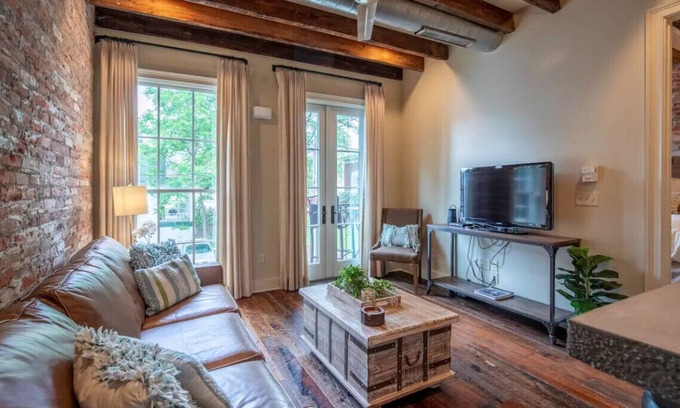Oxford Condo | Ideal Stay on the Square with Pool and Spa Access