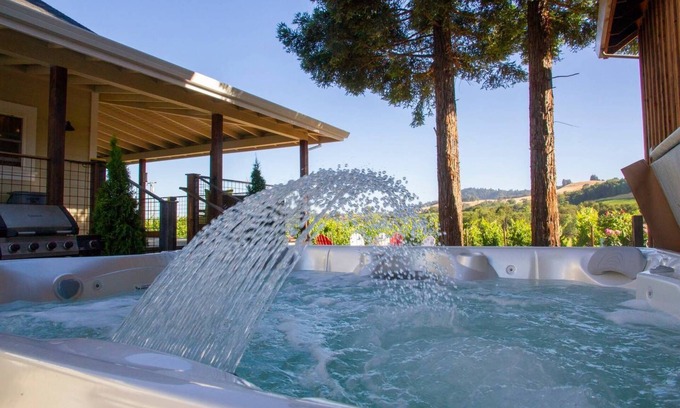 Healdsburg House | Indulge in a Vineyard Staycation with Pool & Hot Tub