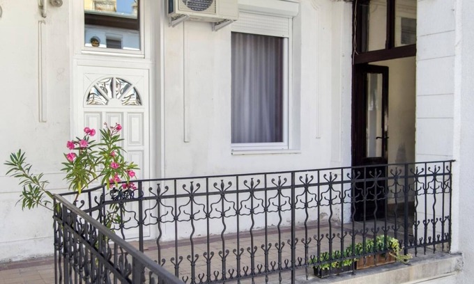 Terezvaros Apartment | Convenient Stay Near Opera Andrassy Avenue with Kitchen